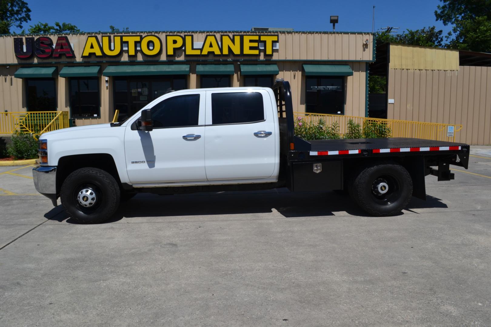 2019 WHITE /BLACK CHEVROLET 3500 with an VORTEC 6.0L V8 engine, AUTOMATIC transmission, located at 9172 North Fwy, Houston, TX, 77037, (713) 910-6868, 29.887470, -95.411903 - 13,200LB GVWR, 9FT FLATBED, 98" WIDE, GOOSNECK/BUMPER PULL HITCH, POWER WINDOWS, LOCKS, & MIRRORS, COLD A/C - Photo#3